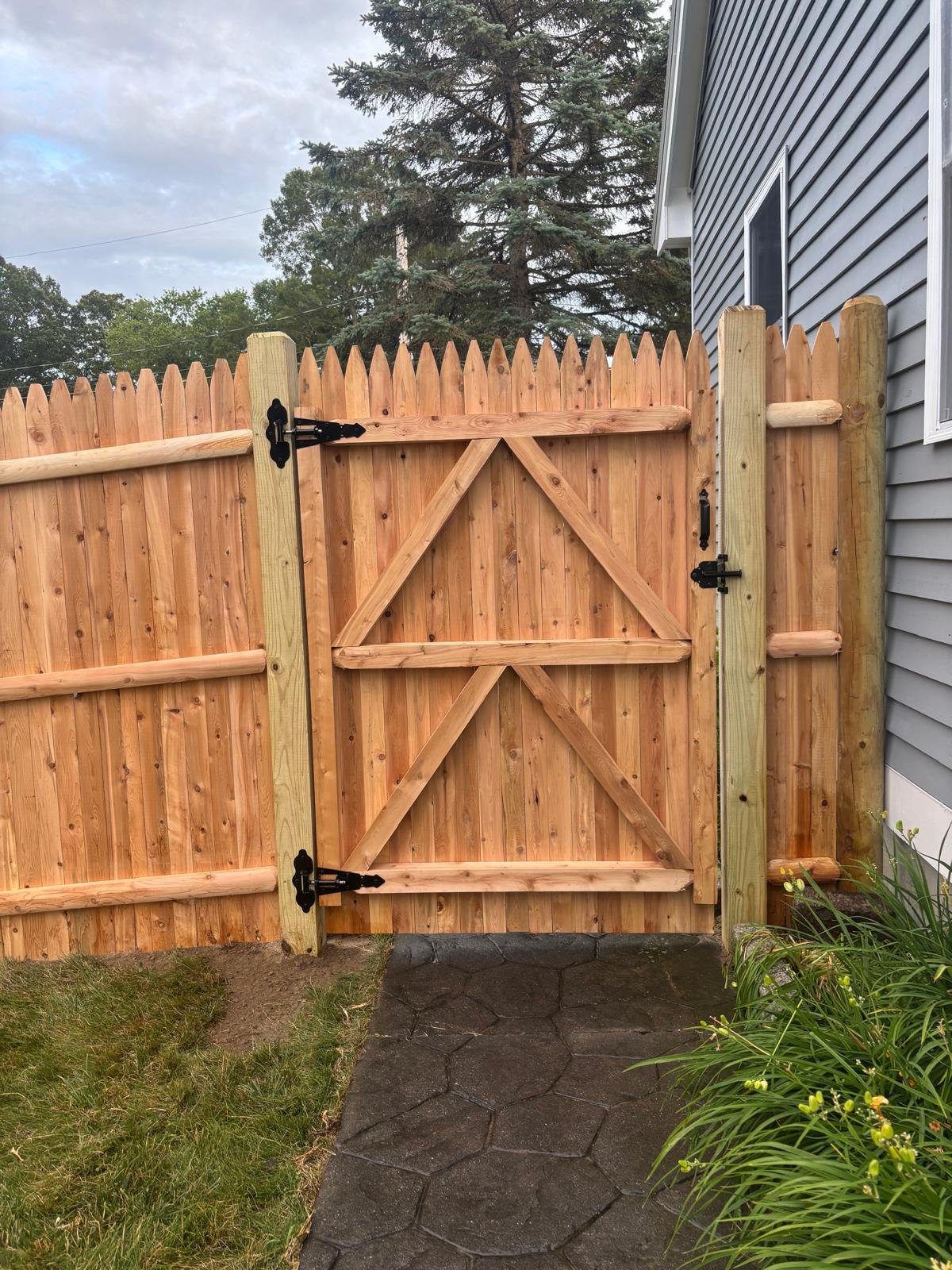 Cedar wood gate with cross bracing and heavy hinges built by New Horizon Fence